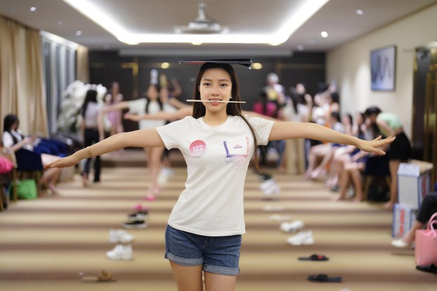 Thí sinh Hoa hậu Việt Nam đội sổ, ngậm đũa catwalk với mặt mộc - ảnh 24