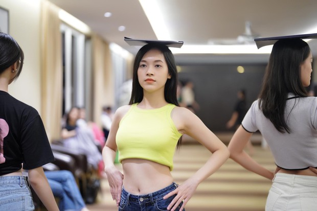 Thí sinh Hoa hậu Việt Nam đội sổ, ngậm đũa catwalk với mặt mộc - ảnh 8