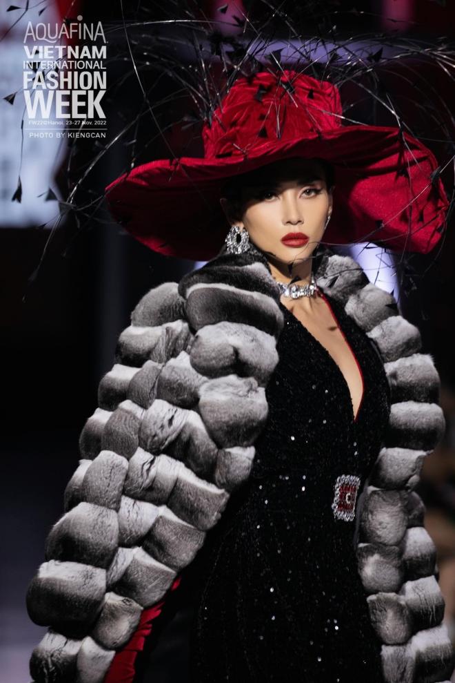 BST ‘Be Your Queen’ bùng nổ trong lần đầu tham dự Tuần lễ Thời trang Quốc tế Việt Nam, giá trị khác biệt của Jang HaNa - ảnh 10