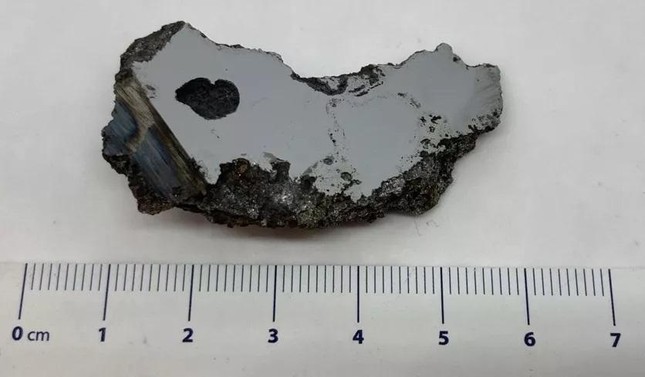 Hai khoáng chất chưa từng thấy trên Trái đất được tìm thấy bên trong thiên thạch nặng 15 tấn - ảnh 1