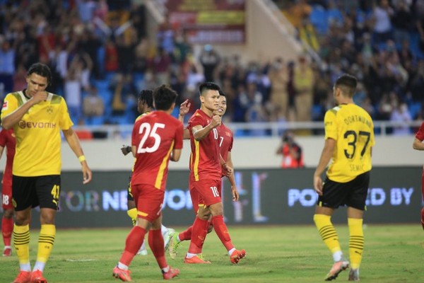 CĐV ĐNÁ không phục; Trọng tài giải thích lý do bù giờ 1 phút; Thái Lan chốt danh sách dự AFF Cup - ảnh 1