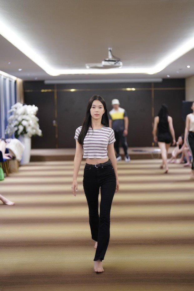 Thí sinh Hoa hậu Việt Nam đội sổ, ngậm đũa catwalk với mặt mộc - ảnh 5