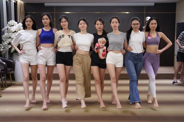 Thí sinh Hoa hậu Việt Nam đội sổ, ngậm đũa catwalk với mặt mộc - ảnh 13