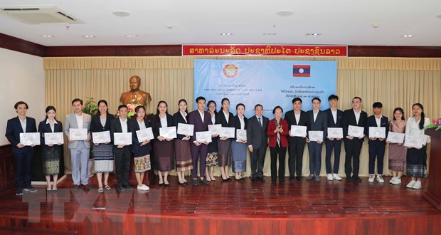 Hội Khuyến học Việt Nam trao 200 suất học bổng cho du học sinh Lào - ảnh 1