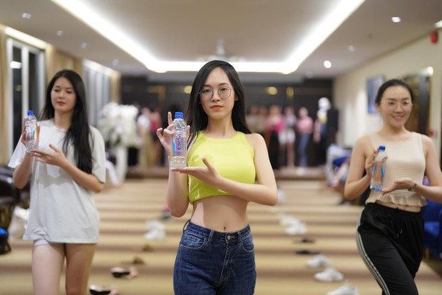 Thí sinh Hoa hậu Việt Nam đội sổ, ngậm đũa catwalk với mặt mộc - ảnh 17