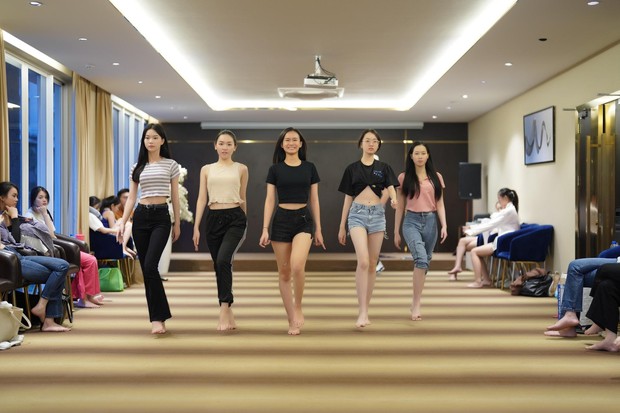 Thí sinh Hoa hậu Việt Nam đội sổ, ngậm đũa catwalk với mặt mộc - ảnh 1