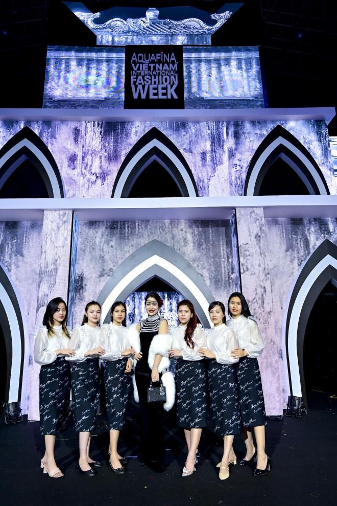 BST ‘Be Your Queen’ bùng nổ trong lần đầu tham dự Tuần lễ Thời trang Quốc tế Việt Nam, giá trị khác biệt của Jang HaNa - ảnh 12