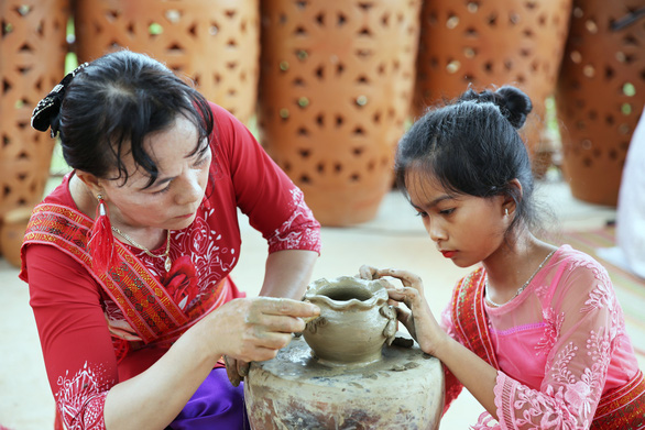 Nghệ thuật làm gốm của người Chăm được UNESCO ghi vào danh mục di sản cần bảo vệ khẩn cấp - ảnh 4