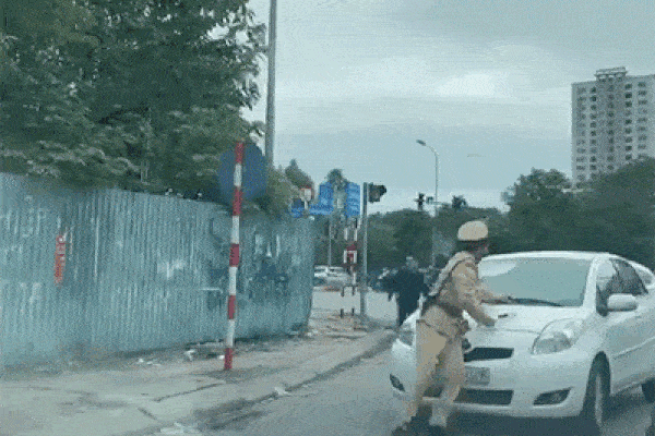 Nữ tài xế lái ô tô không chấp hành hiệu lệnh, 'ủn' CSGT trên phố Hà Nội - ảnh 1