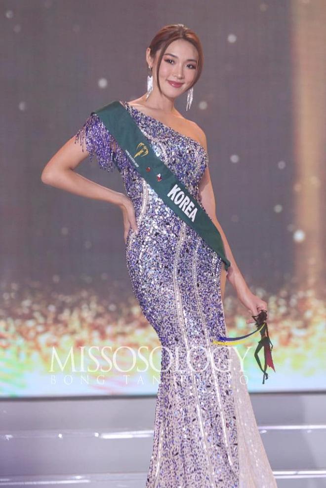 Tân Hoa hậu Trái đất 2022 diện váy của NTK Việt khi đăng quang - ảnh 3