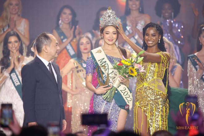 Tân Hoa hậu Trái đất 2022 diện váy của NTK Việt khi đăng quang - ảnh 4