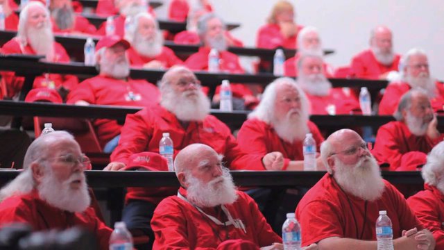 ''Ông già Noel'' tiết lộ mức lương khủng lên đến 30 triệu đồng/ giờ cùng những bí mật ít ai biết: Liệu công việc có đơn giản chỉ là phát quà? - ảnh 3