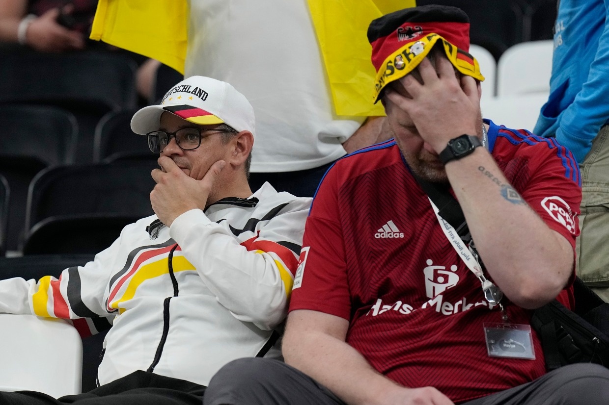 CĐV Đức bật khóc khi đội bóng bị loại khỏi World Cup - ảnh 1