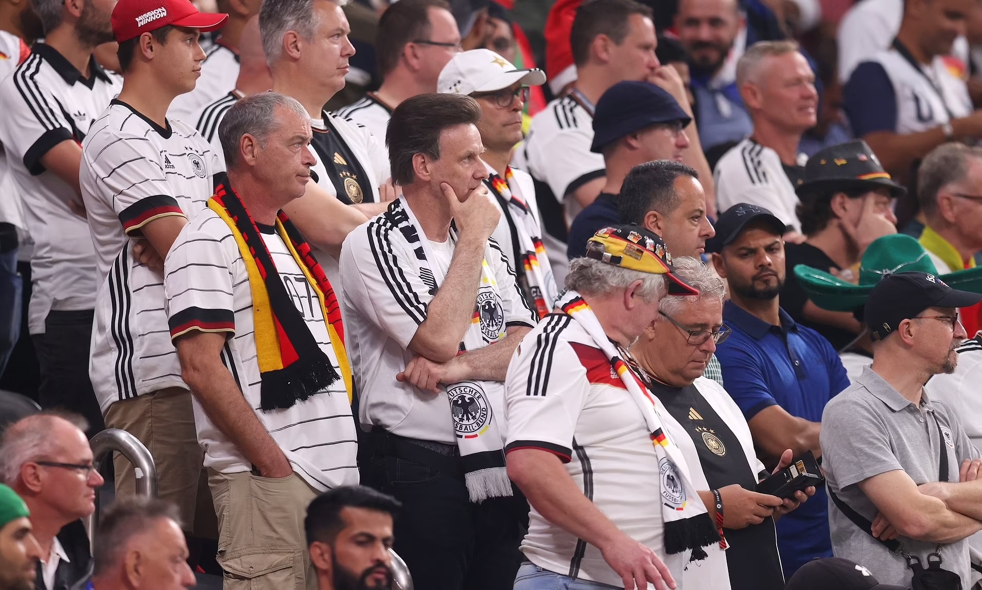CĐV Đức bật khóc khi đội bóng bị loại khỏi World Cup - ảnh 5