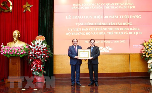 Trao huy hiệu 40 năm tuổi đảng cho Bộ trưởng Nguyễn Văn Hùng - ảnh 1