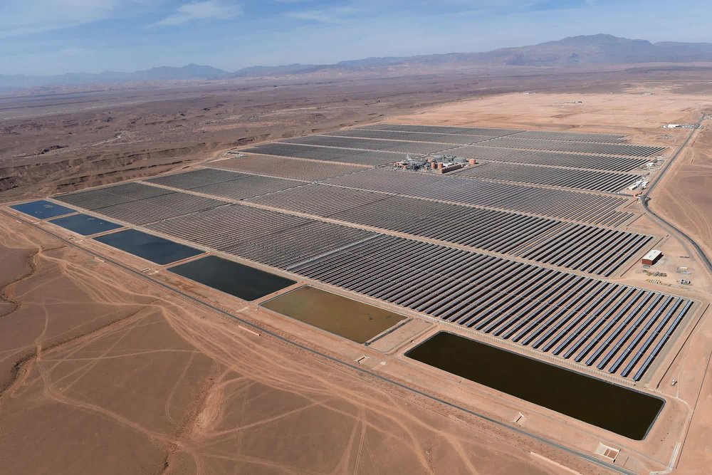 Siêu nhà máy quang điện cùng hồ chứa nước dung tích khủng giữa sa mạc phục vụ World Cup 2022 - ảnh 1