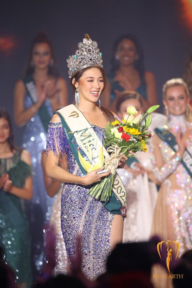 Tân Hoa hậu Trái đất 2022 diện váy của NTK Việt khi đăng quang - ảnh 1