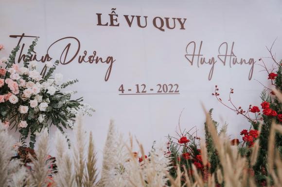 Không gian tiệc cưới hỏi tràn ngập hoa tươi của cầu thủ Huy Hùng và vợ hot girl - ảnh 5