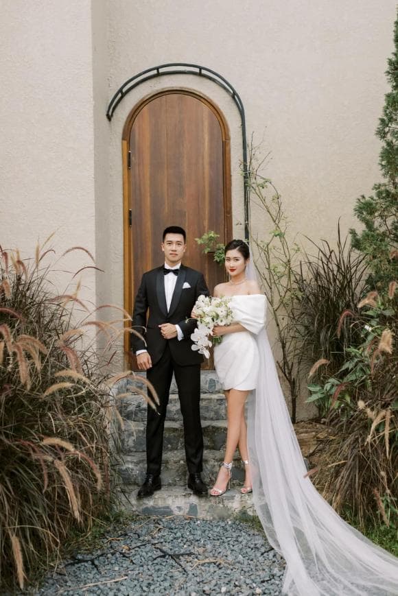 Không gian tiệc cưới hỏi tràn ngập hoa tươi của cầu thủ Huy Hùng và vợ hot girl - ảnh 13