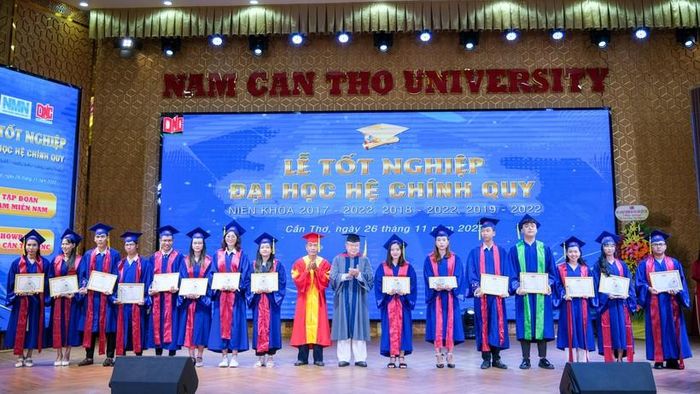 328 học viên, sinh viên Trường ĐH Việt Đức nhận bằng tốt nghiệp - ảnh 3