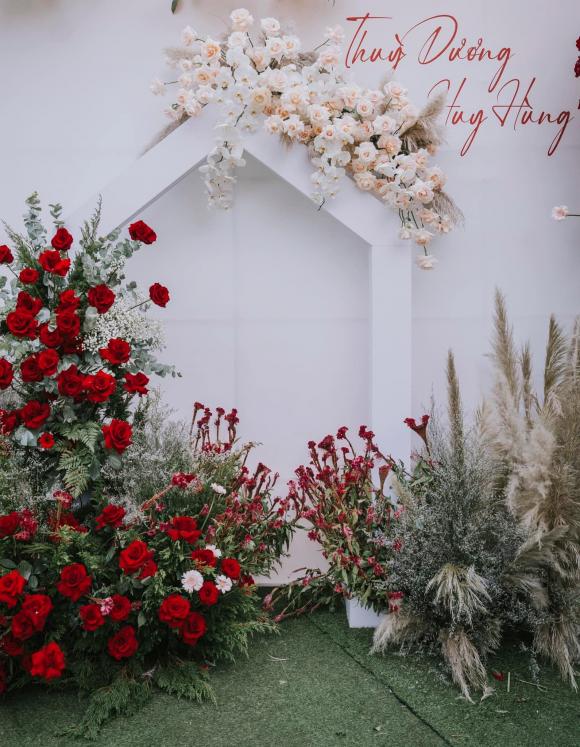 Không gian tiệc cưới hỏi tràn ngập hoa tươi của cầu thủ Huy Hùng và vợ hot girl - ảnh 6