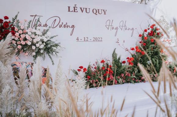 Không gian tiệc cưới hỏi tràn ngập hoa tươi của cầu thủ Huy Hùng và vợ hot girl - ảnh 4