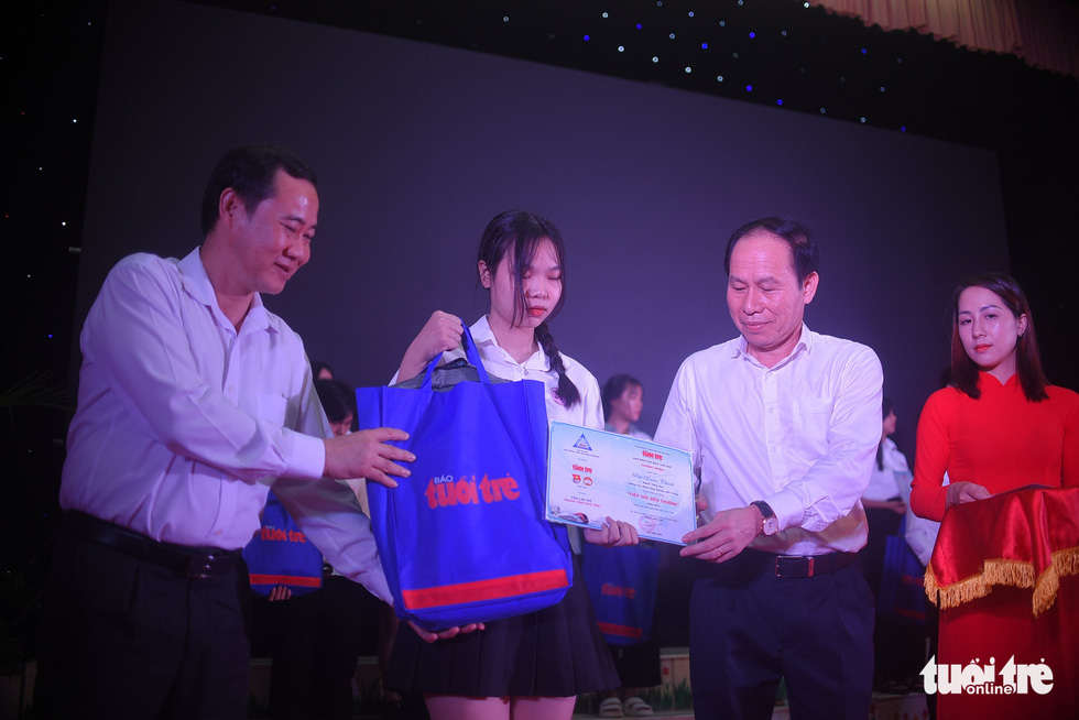 Niềm vui nhân đôi trong lễ trao học bổng ‘Tiếp sức đến trường’ tại Phú Yên - ảnh 6