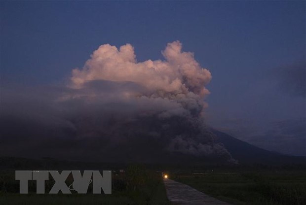 Nhật Bản cảnh báo sóng thần sau vụ phun trào núi lửa ở Indonesia - ảnh 1