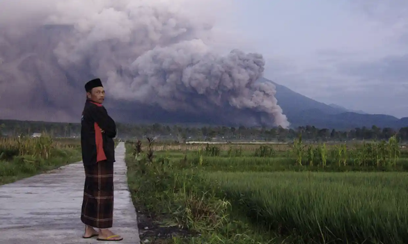 Núi lửa Semeru phun cột khói cao 1,5km, Indonesia kêu gọi dân sơ tán - ảnh 1
