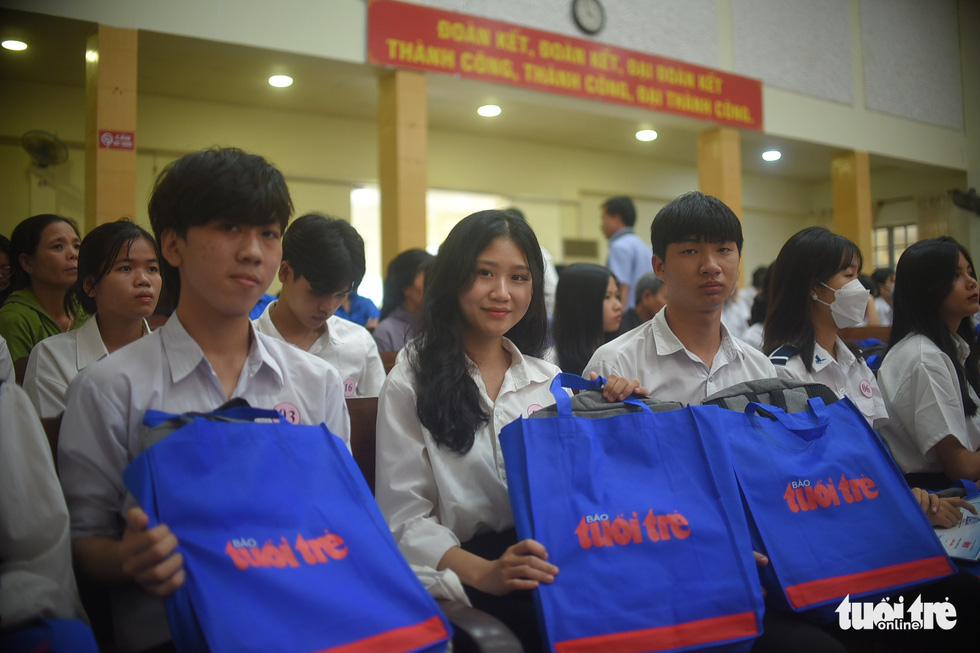 Niềm vui nhân đôi trong lễ trao học bổng ‘Tiếp sức đến trường’ tại Phú Yên - ảnh 8