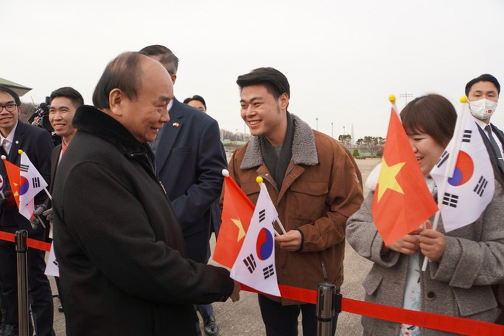Chủ tịch nước Nguyễn Xuân Phúc đến Seoul, bắt đầu chuyến thăm Hàn Quốc - ảnh 5
