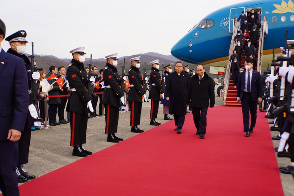 Chủ tịch nước Nguyễn Xuân Phúc đến Seoul, bắt đầu chuyến thăm Hàn Quốc - ảnh 4