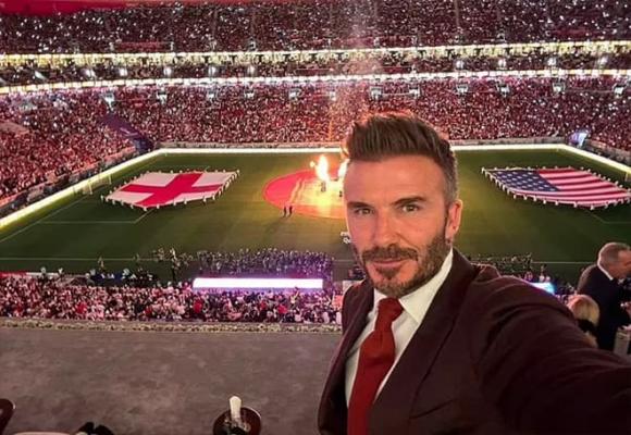 David Beckham bỏ trận đấu của tuyển Anh để bay về dự tiệc Giáng sinh cùng Victoria, cả hai diện đồ đồng điệu ''gây sốt'' - ảnh 8