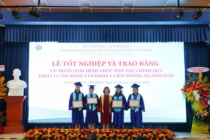 ĐH Luật TPHCM tổ chức lễ Lễ bế giảng và vinh danh sinh viên tốt nghiệp ngành Luật - ảnh 3