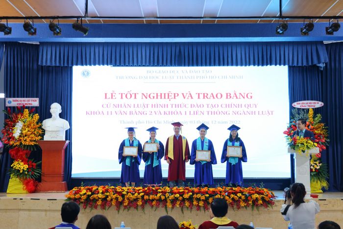 ĐH Luật TPHCM tổ chức lễ Lễ bế giảng và vinh danh sinh viên tốt nghiệp ngành Luật - ảnh 4