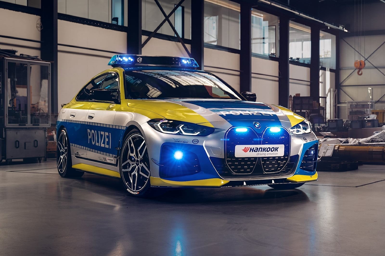 Xe điện BMW i4 được nâng cấp làm xe cảnh sát - ảnh 1