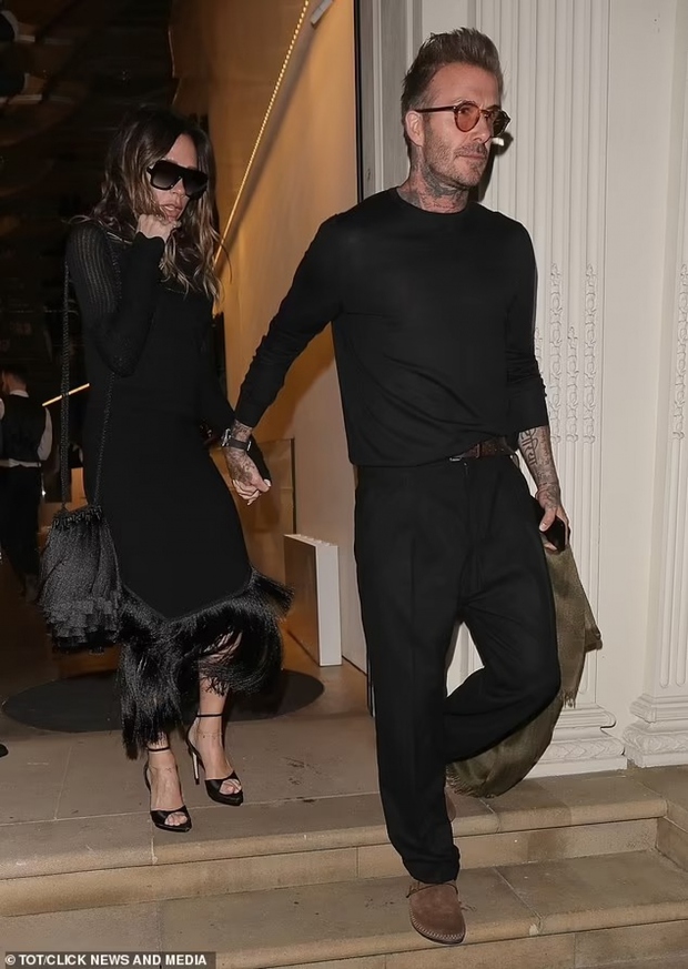 Vợ chồng David Beckham diện đồ đen, nắm c.hặt t.ay nhau khi ra phố - ảnh 4