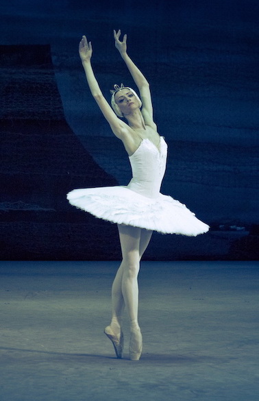Người mẫu Trung Quốc được khen xinh đẹp khi diện trang phục ballet - ảnh 3