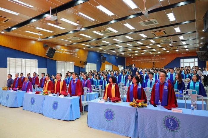 ĐH Luật TPHCM tổ chức lễ Lễ bế giảng và vinh danh sinh viên tốt nghiệp ngành Luật - ảnh 6