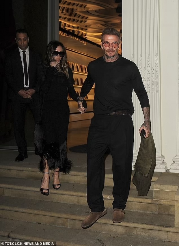 Vợ chồng David Beckham diện đồ đen, nắm c.hặt t.ay nhau khi ra phố - ảnh 3