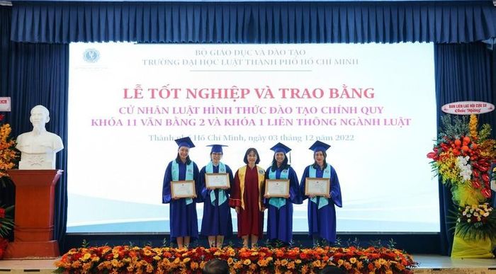 ĐH Luật TPHCM tổ chức lễ Lễ bế giảng và vinh danh sinh viên tốt nghiệp ngành Luật - ảnh 5