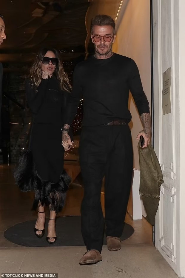 Vợ chồng David Beckham diện đồ đen, nắm c.hặt t.ay nhau khi ra phố - ảnh 1