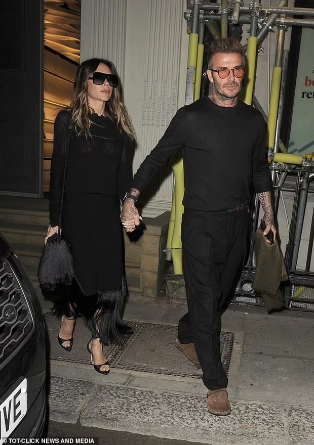 Vợ chồng David Beckham diện đồ đen, nắm c.hặt t.ay nhau khi ra phố - ảnh 2