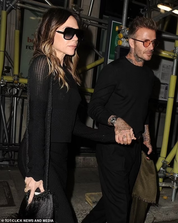 Vợ chồng David Beckham diện đồ đen, nắm c.hặt t.ay nhau khi ra phố - ảnh 5