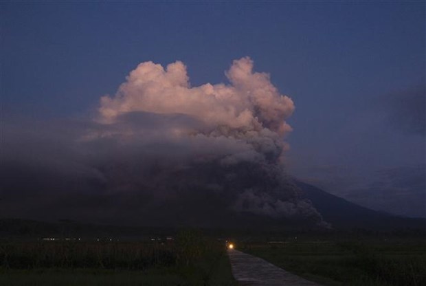 Indonesia sơ tán khẩn cấp hàng nghìn người gần núi lửa Semeru - ảnh 1