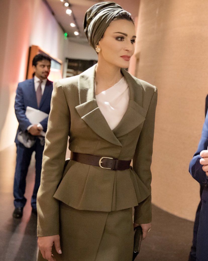 Cựu hoàng hậu Qatar cứ xuất hiện là lại khiến 