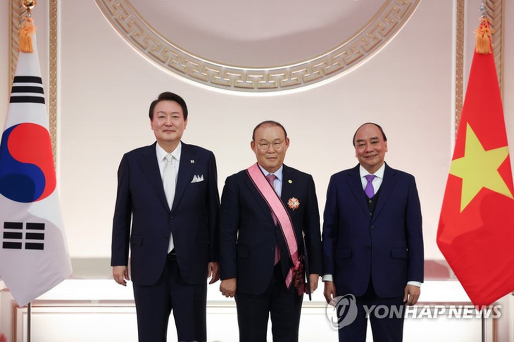 Tổng thống Hàn Quốc trao huân chương ngoại giao cho HLV Park Hang Seo - ảnh 1