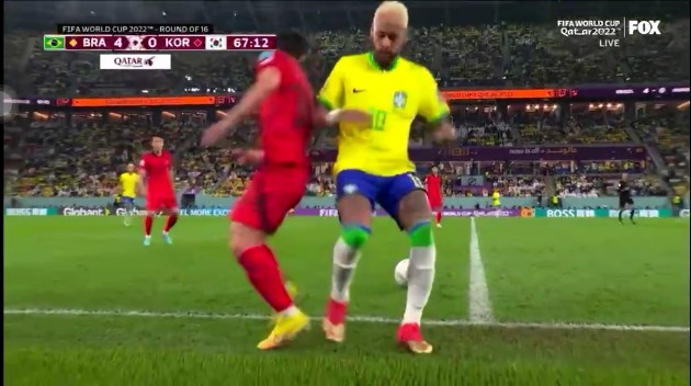 Neymar nhận ''quả báo''; Thủ môn suýt gây thảm họa - ảnh 7
