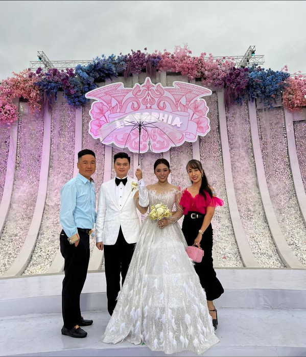 Chiếc váy cưới đặc biệt của cô dâu trong siêu đám cưới ở Kiên Giang - ảnh 2