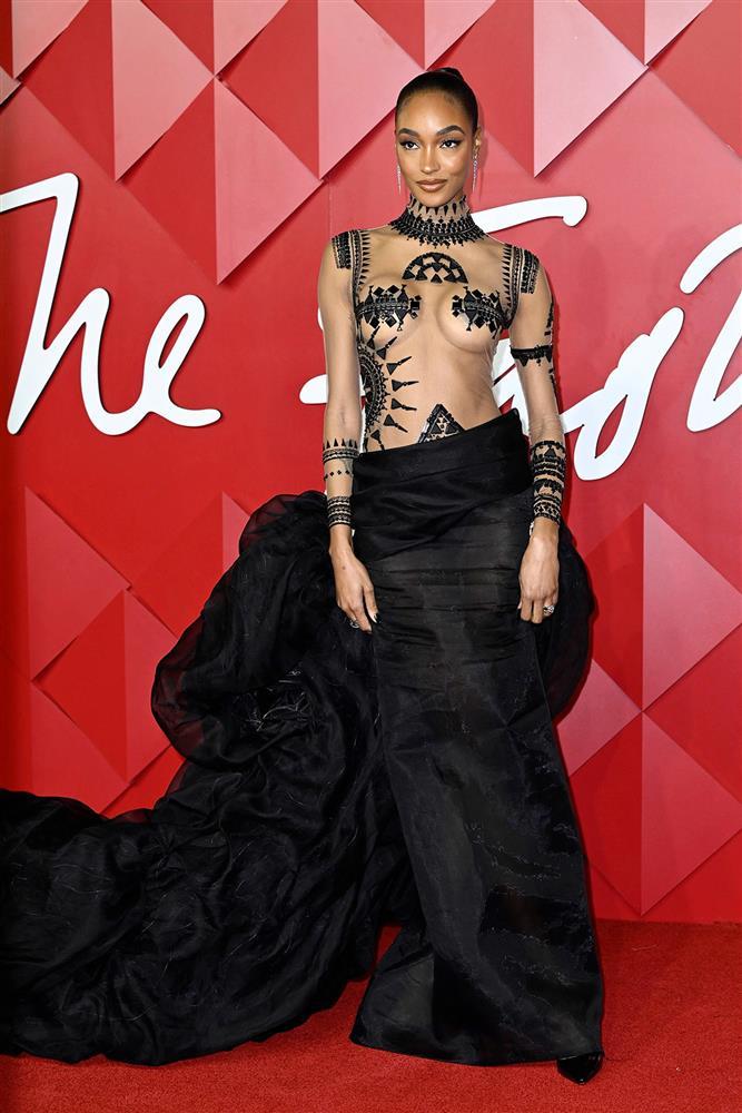 Rita Ora bị chê ăn mặc thô tục giữa dàn sao Hollywood hở bạo - ảnh 3